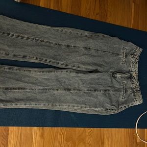 can fit a medium or large pants size